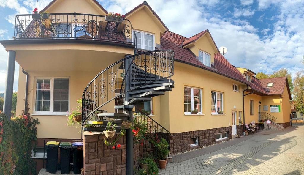 波切尼斯Penzion Olga Hajasova的房屋的一侧设有螺旋楼梯