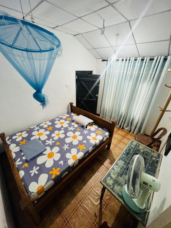 HidaGaloya30 hotel & safari的一间卧室配有一张床和一张带风扇的桌子。