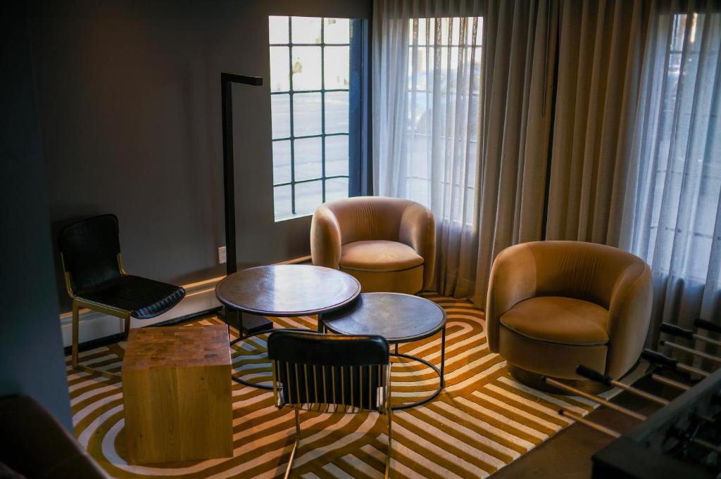 旧金山Hotel Garrett的客厅配有椅子和桌椅