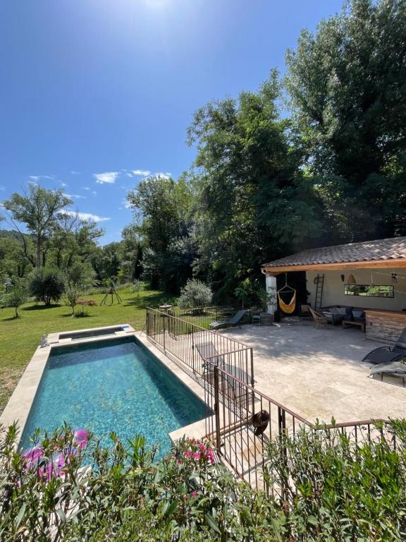 赛尼翁Villa La Ressourcerie a Saignon的一座房子的院子内的游泳池