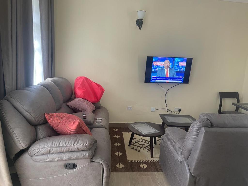 NarokLux Suites Narok Holiday Homes的带沙发和平面电视的客厅