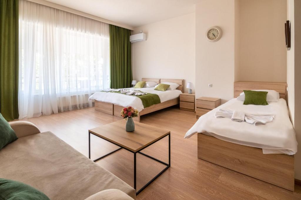 第比利斯New Tiflis Apartment Mziuri的酒店客房,设有两张床和一张沙发