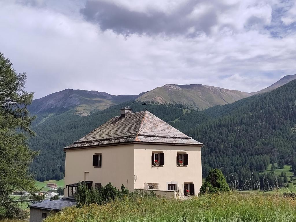 楚奥茨Villa Bochert的山丘上的一座古老房子,背景是群山