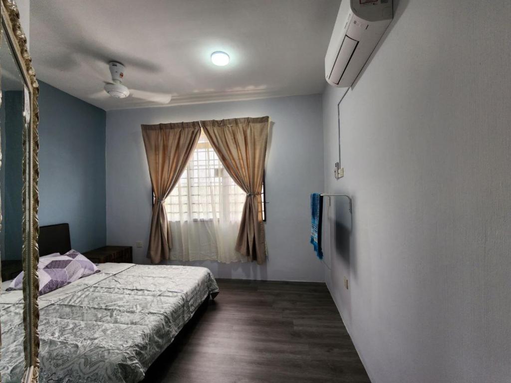 Jalan BaharuThetamu Homestay مسلم Pesona的一间卧室设有一张床和一个窗口