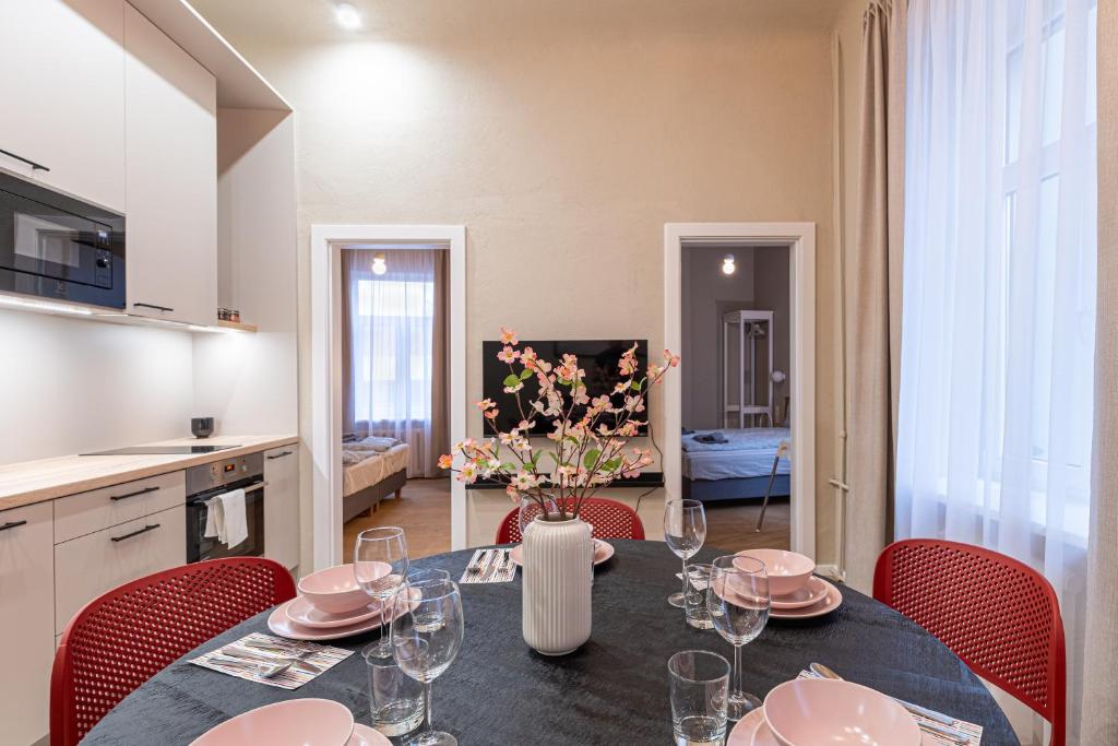 里加Dandelion Apartments Ģertrūdes的厨房以及带桌椅的用餐室。