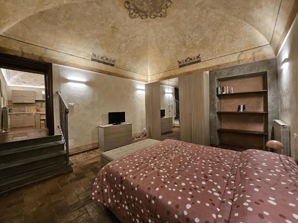 塔尔奎尼亚Doremisia的一间卧室配有一张床和一台电视。
