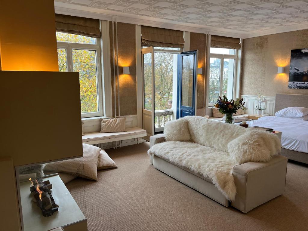 阿姆斯特丹Park Mansion Hotel的客厅配有沙发和1张床