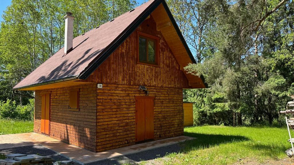 Kráľová LehotaChata na samote - Kráľova Lehota的一座带红色屋顶的小型木制建筑