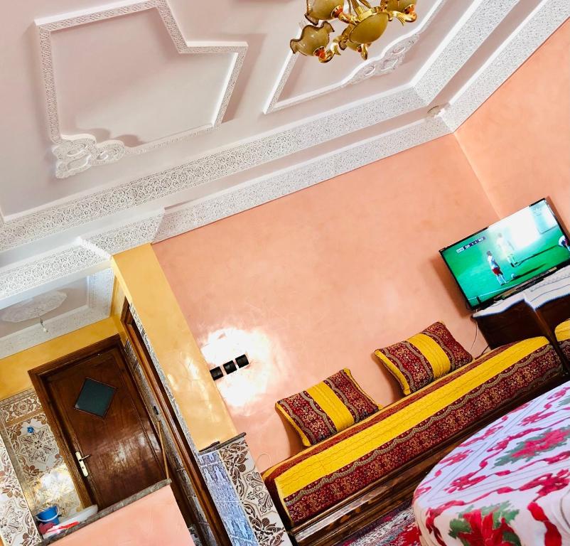 胡里卜盖Zino house的客房设有一张床和一台平面电视。