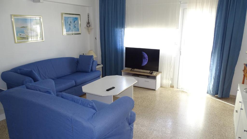 阿尔库迪亚港Mountain View Apartment in Port Alcudia的客厅配有蓝色的沙发和电视