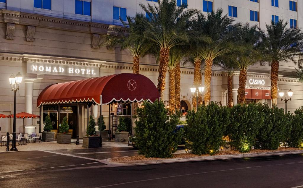 拉斯维加斯NoMad Las Vegas的一座楼前有棕榈树的酒店