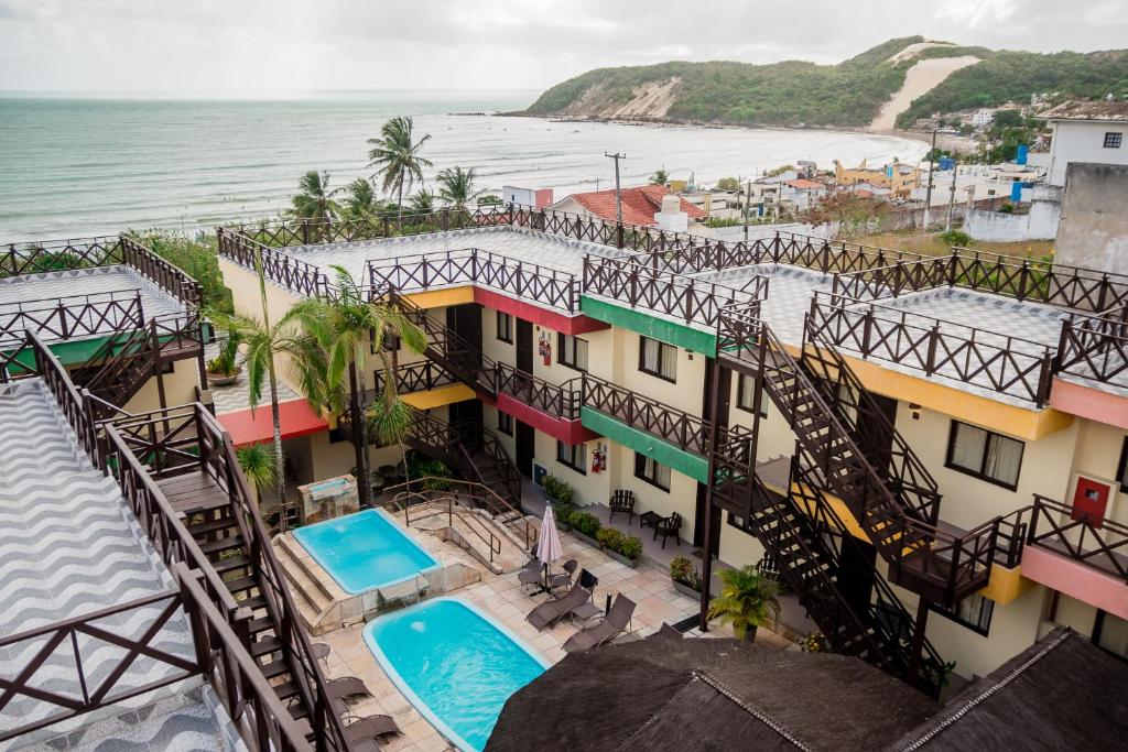 纳塔尔塞兰特斯公寓式酒店的享有酒店和海滩的空中景致
