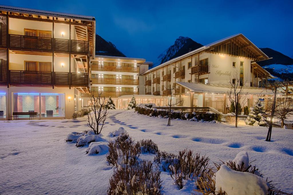 卢塔戈Hotel Alpenblick的夜间下雪的酒店