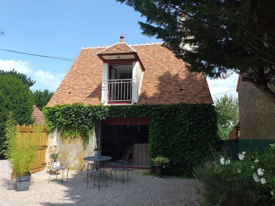 Nohant-VicMaison à proximité du village de George Sand的一个小房子,配有桌子和阳台