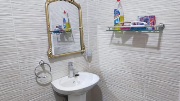 特马Modern Haven的一间带水槽和镜子的浴室