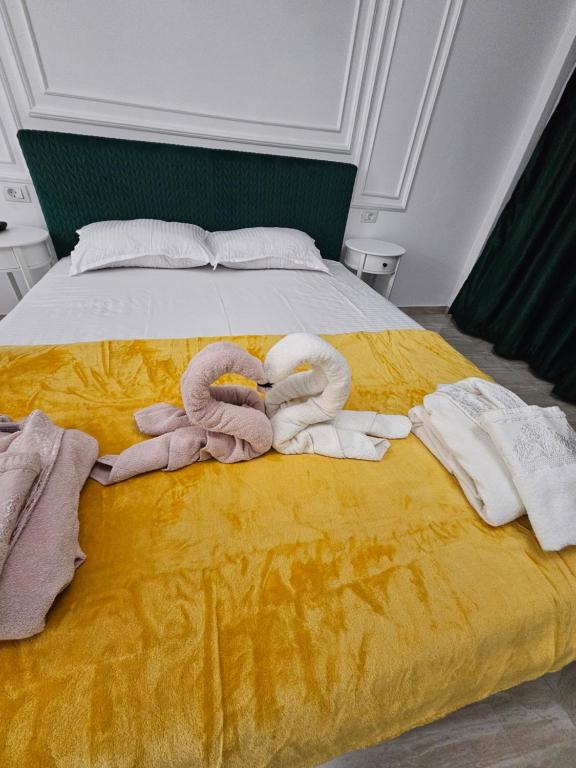克拉约瓦DIDI Apartament的一张带两个天鹅的毛巾床