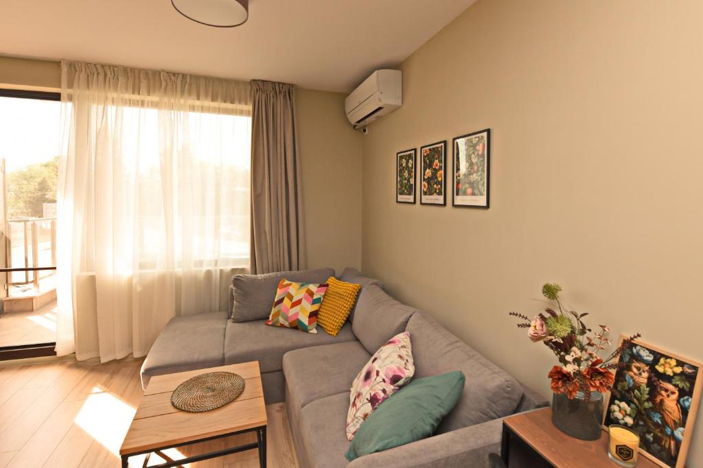 卡赞勒克Kalina Apartment Kazanlak的客厅配有沙发和桌子