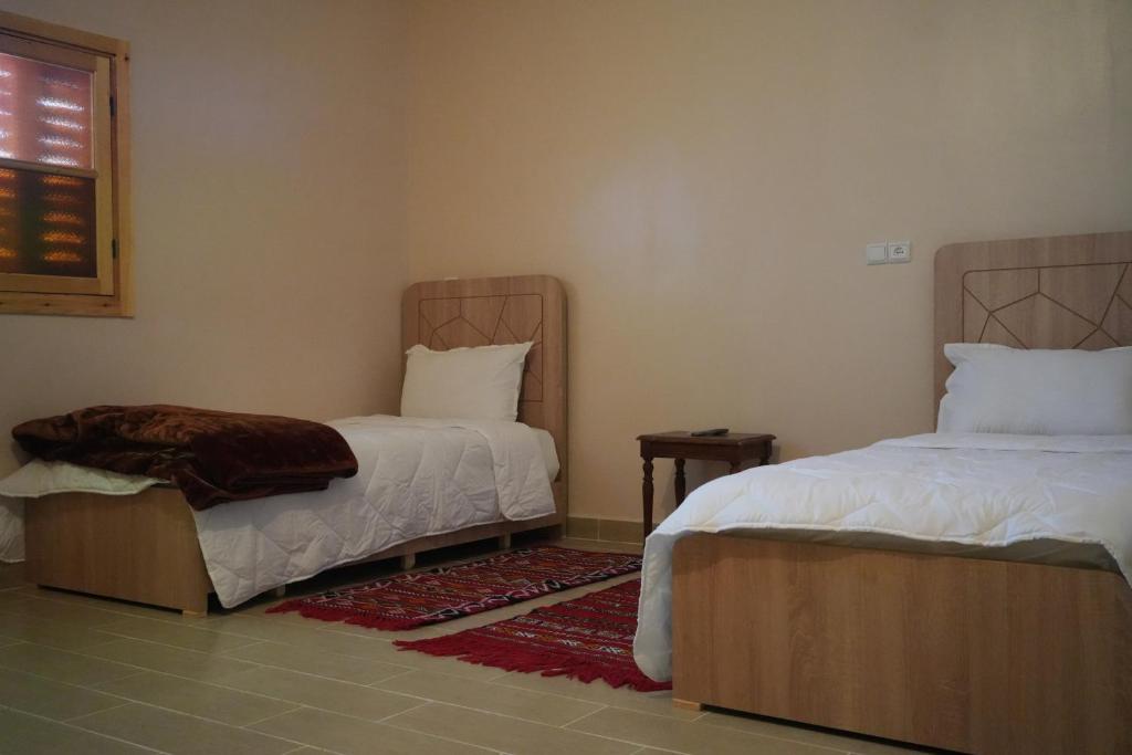 米德勒特Gite Vanadenite的一间卧室设有两张床和窗户。