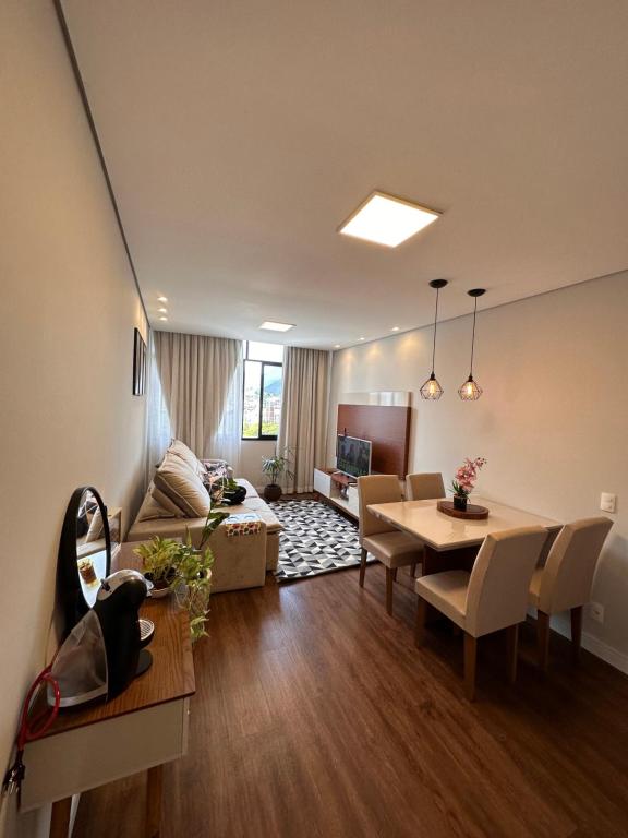 新弗里堡Apartamento familiar no centro em Nova Friburgo的客厅配有沙发和桌子