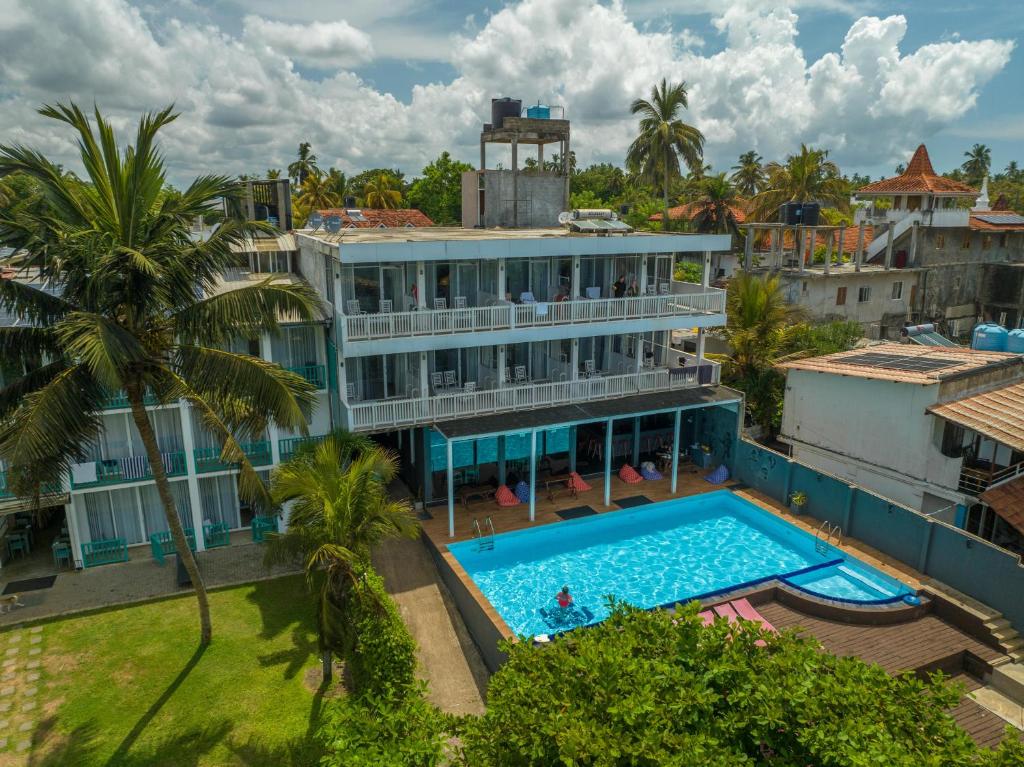 米瑞莎BeachMirissa Hotel的享有酒店空中美景,设有游泳池
