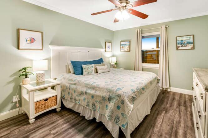 格尔夫海岸Deeded Beach Access- 10 min Walk to Hangout的带床和吊扇的卧室