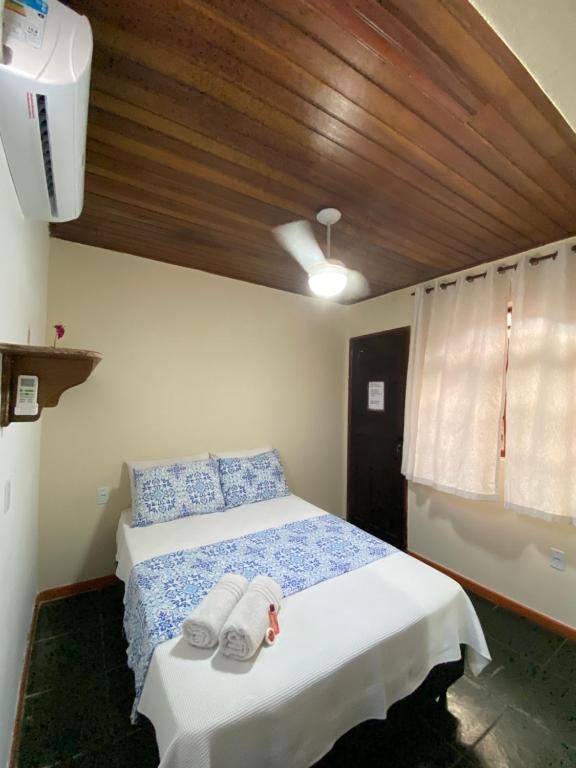 阿布拉奥Recanto da Bruna的一间卧室配有带毛巾的床