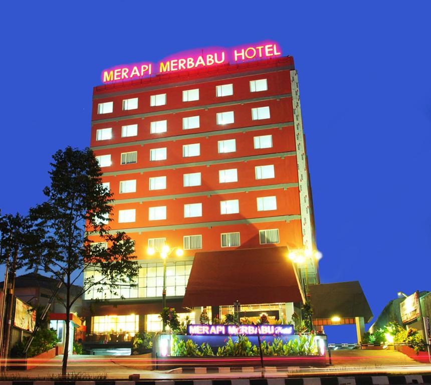 贝克西Merapi Merbabu Hotels Bekasi的带有读过经纪商酒店标志的酒店