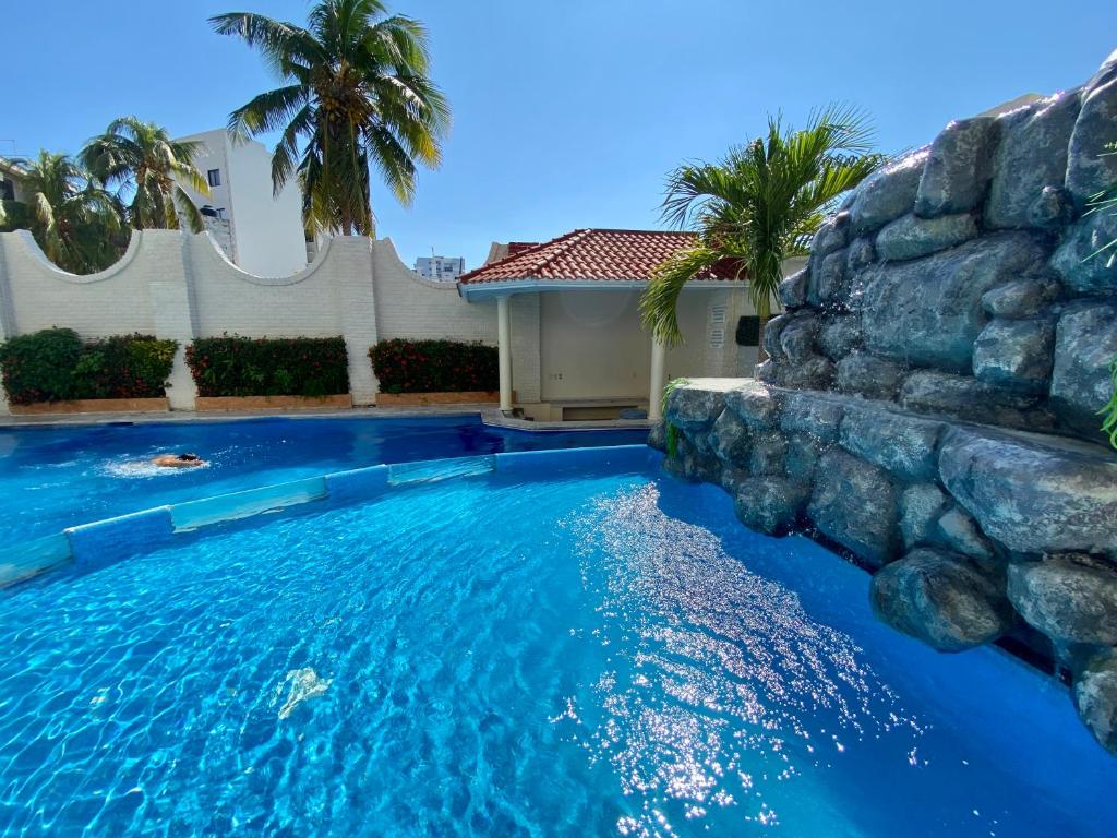 韦拉克鲁斯Hotel Playa de Oro - Enfrente de WTC y Plazas Comerciales的一个带岩石墙的游泳池