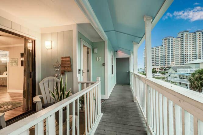 Deeded Beach Access- 10 min Walk to Hangout的阳台或露台