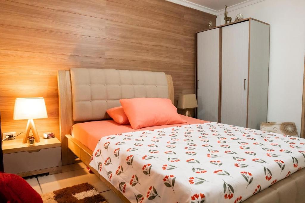 萨瓦内塔Elegante apartamento: Sabaneta Central的一间卧室配有床、橱柜和台灯