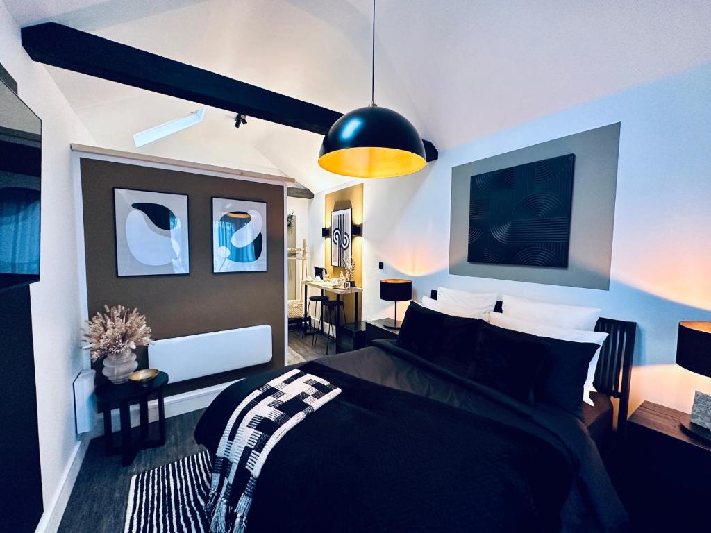 卡迪夫Luxury self-contained suite.的卧室配有黑白床和灯