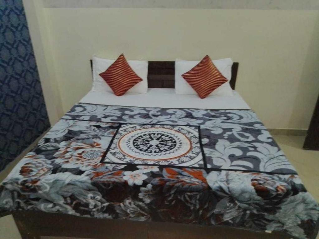 PhāphāmauSpot ON HOME 81265 Hotel Sitasmriti的床上配有被子和枕头