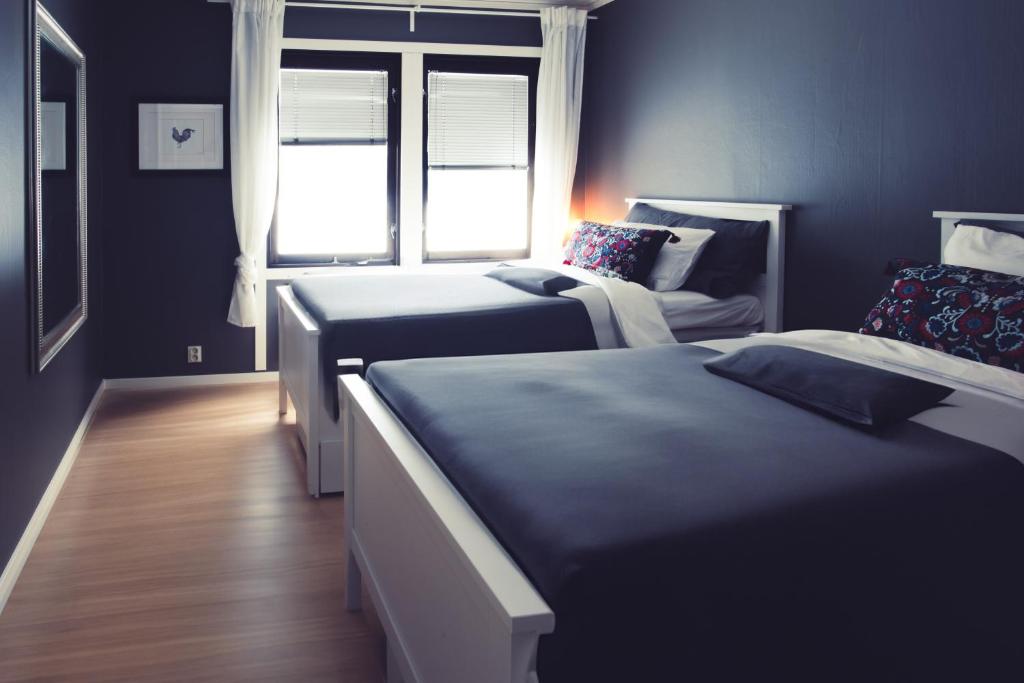 帕亚拉SBC Guest House的一间卧室设有两张床和窗户。