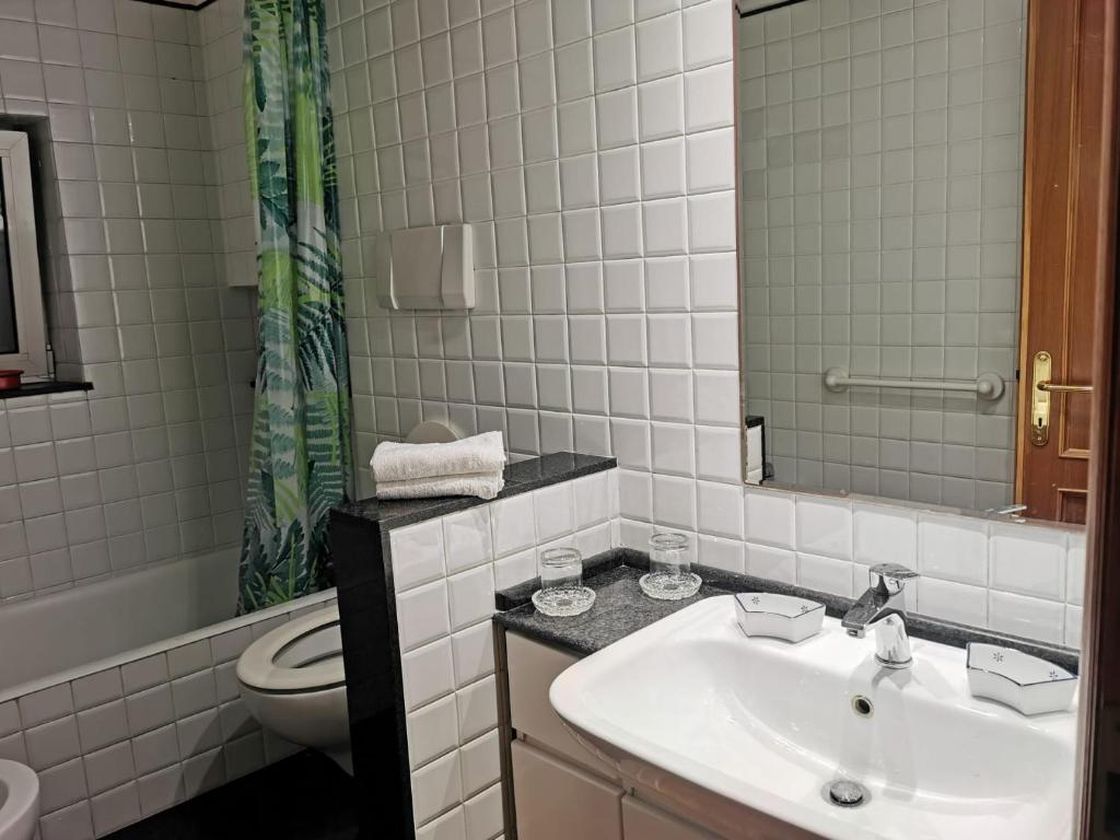 罗马La Casetta的一间带水槽、卫生间和镜子的浴室