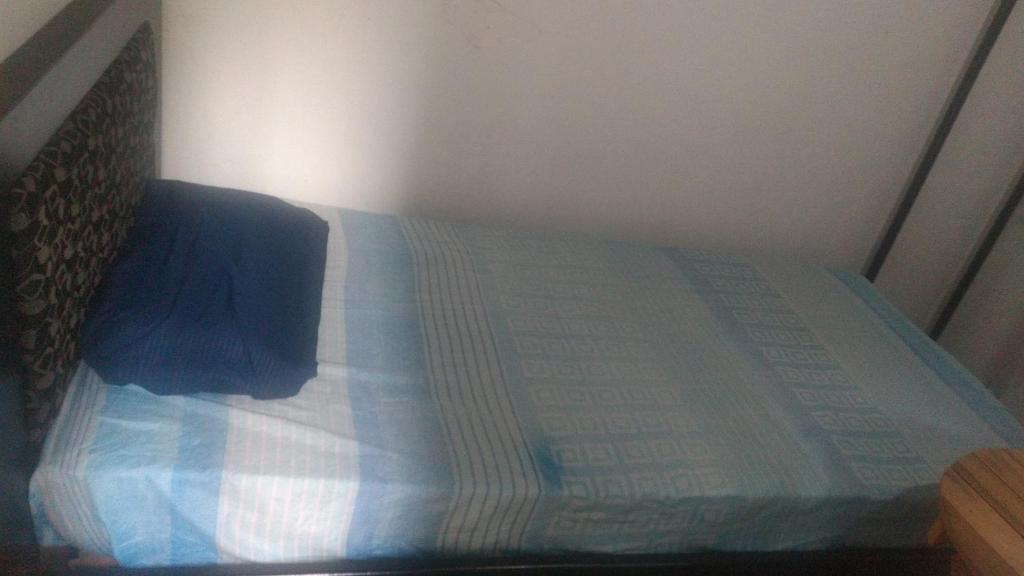 布卡拉曼加Casa San Alonso的卧室内的一张蓝色棉被