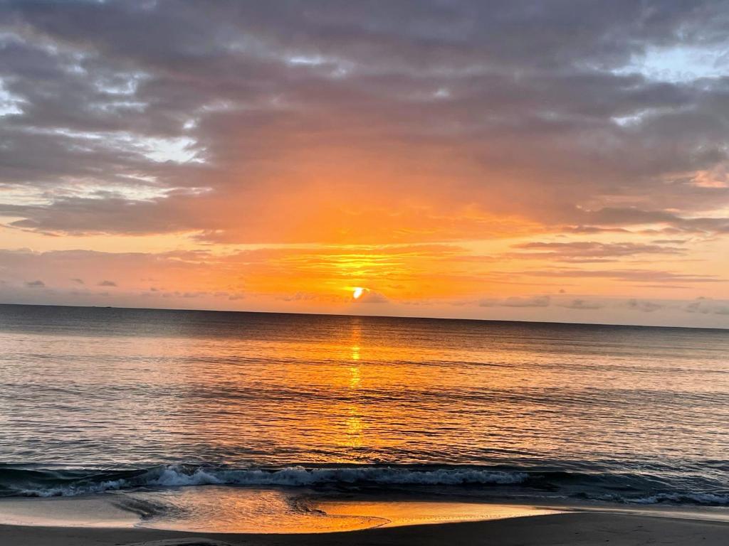 Ushongo MabaoniJumapili Beach Villa的夕阳西下,天空中