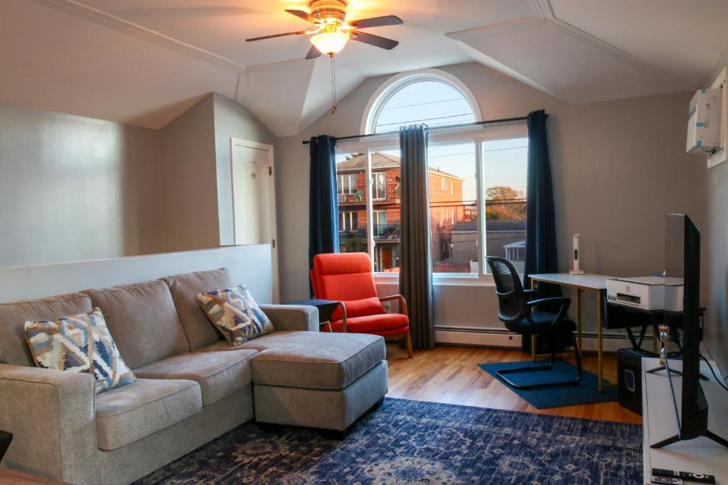 布鲁克林BGI Rentals的客厅配有沙发和桌椅