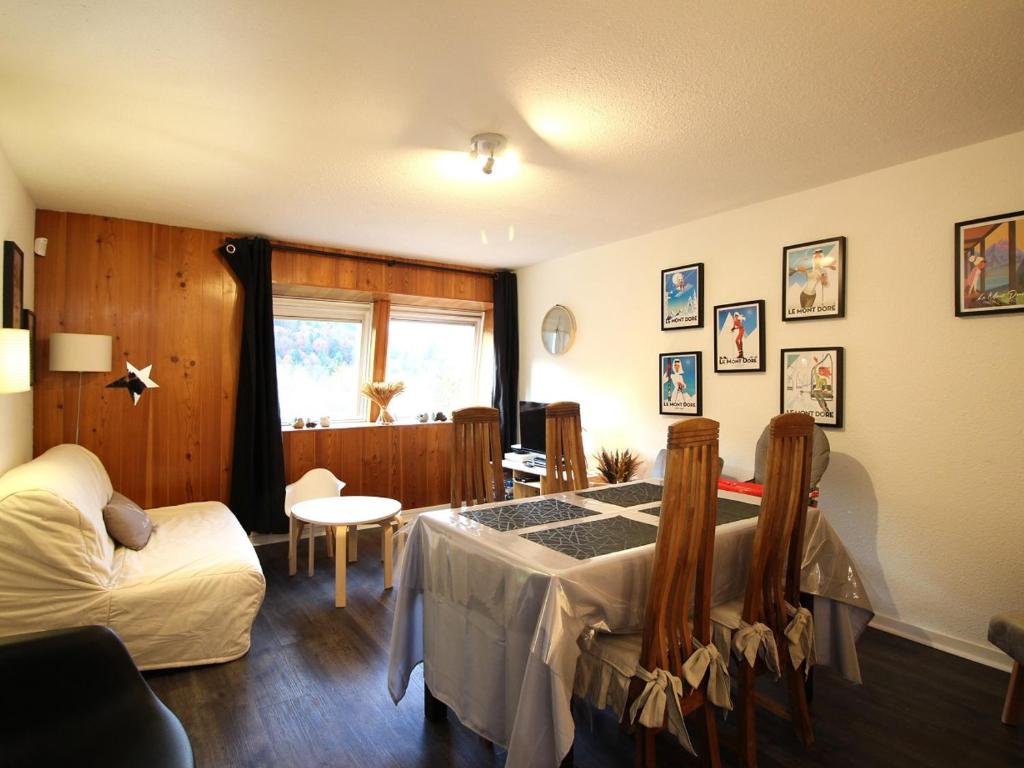 勒蒙多尔Appartement Mont-Dore, 2 pièces, 6 personnes - FR-1-415-149的一间卧室配有一张床、一张沙发和一个窗口