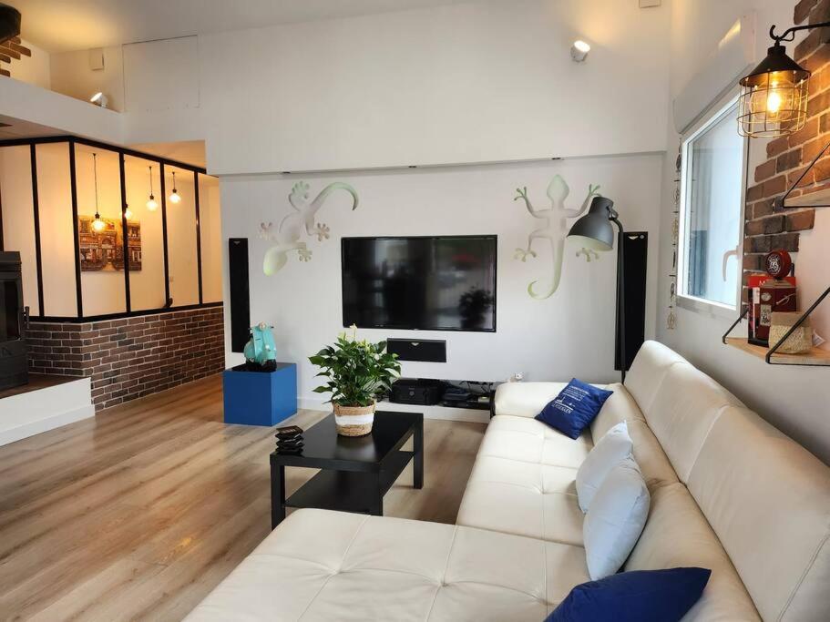 波尔尼谢Maison Vue Mer的客厅配有白色沙发和电视