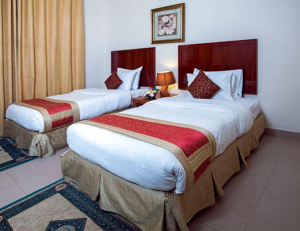 马斯喀特Safeer Plaza Hotel的一间酒店客房,房间内设有两张床