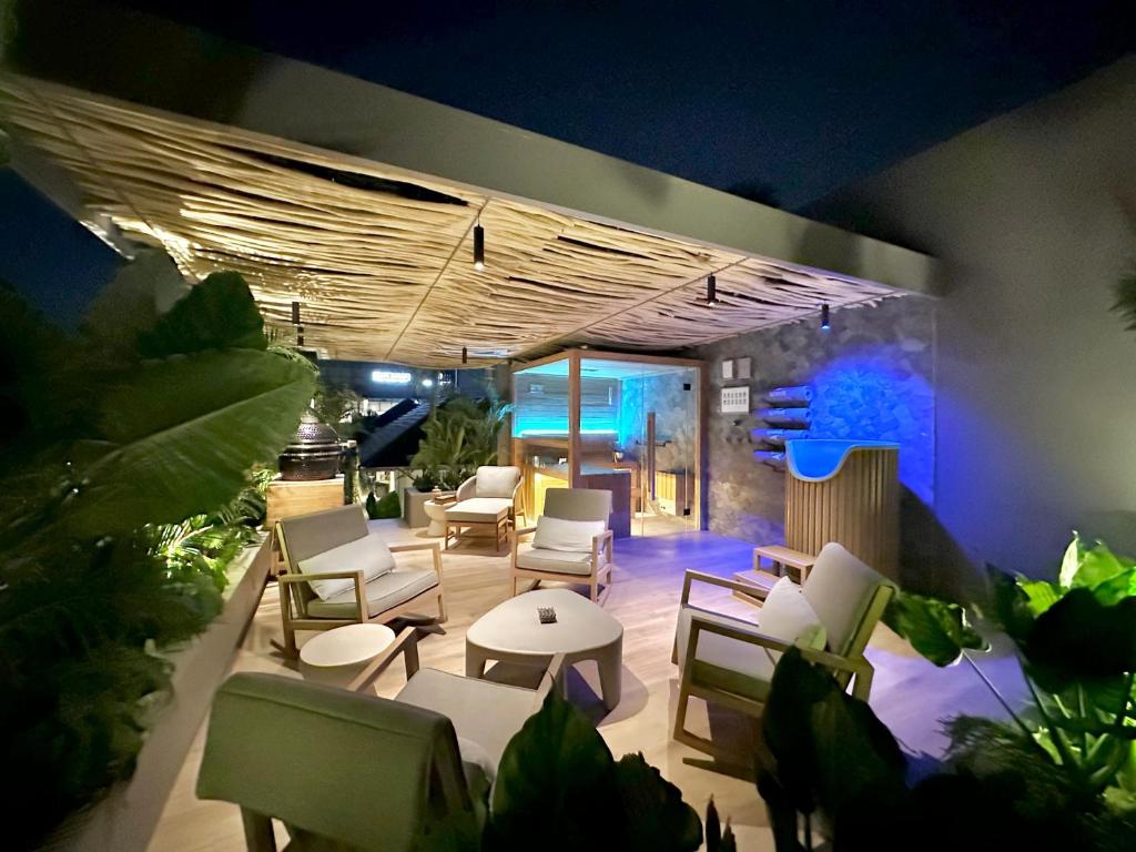 坎古Sin Nombre Bali - Sauna, Ice Bath & Roof Terrace的以及配有桌椅的庭院。