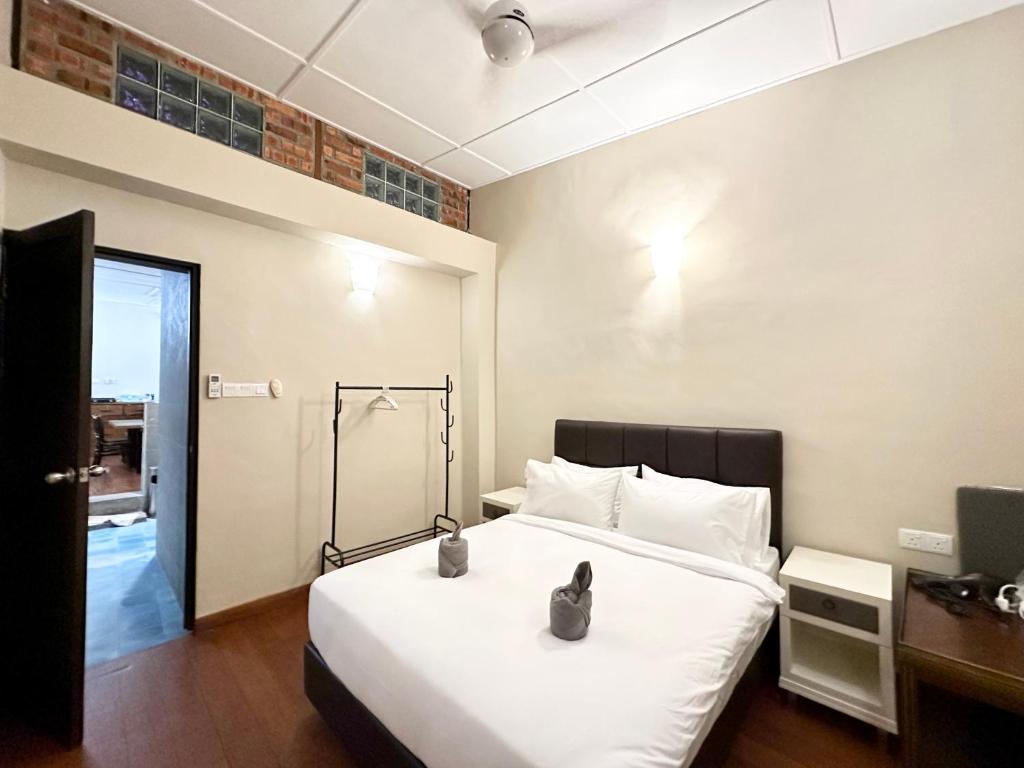 乔治市Madras Inn 58-1 Private Bathroom的卧室配有一张白色大床和镜子