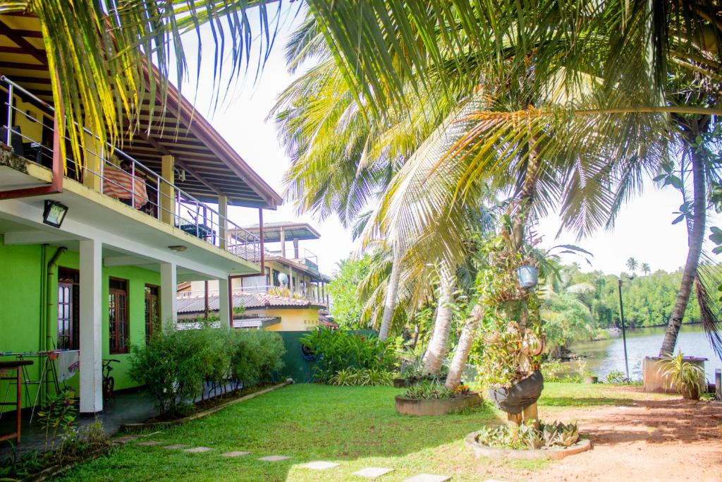 本托塔Mahi Villa的院子里有棕榈树的房子