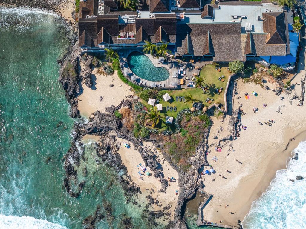 圣吉尔莱班布康格努酒店的享有海滩和海洋的度假村的空中景致