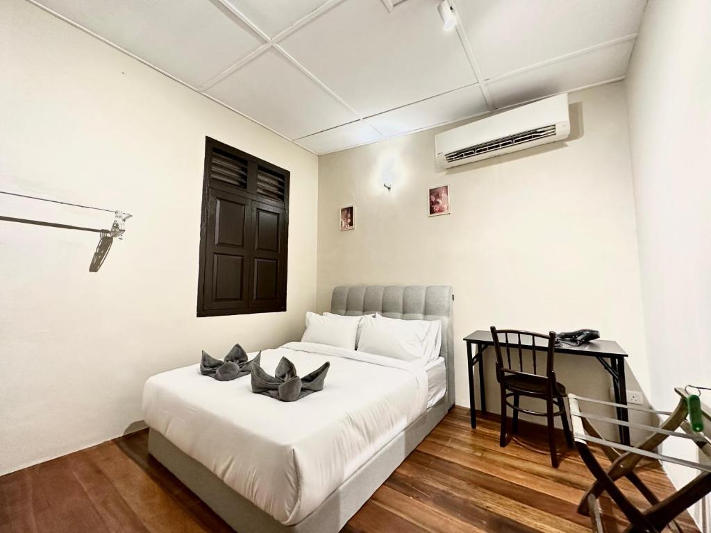 乔治市Madras Inn 58-1的一间卧室配有一张床和一张书桌