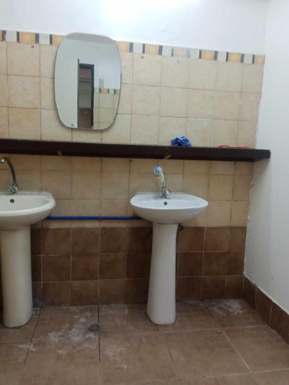 宿务WJV INN JY的浴室设有2个水槽和镜子