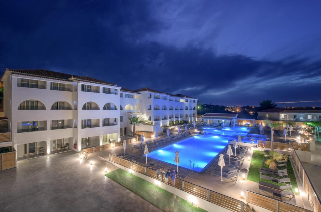 蒂锡利维亚速尔度假Spa酒店的游泳池的夜间图像