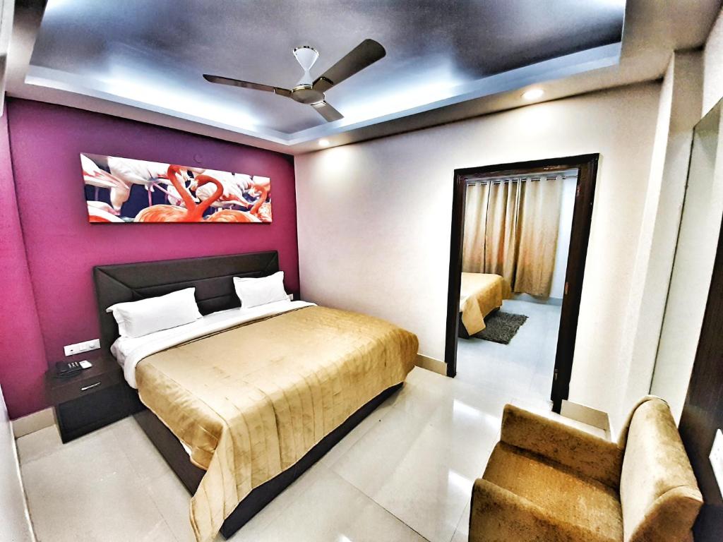 新德里Airport Hotel Delhi Aerocity的一间卧室配有一张床和粉红色的墙壁