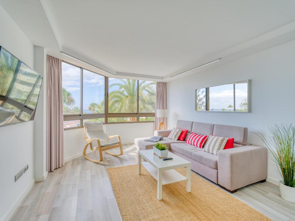 圣巴托洛梅Aguila Beach Ocean View By CanariasGetaway的客厅配有沙发和桌子