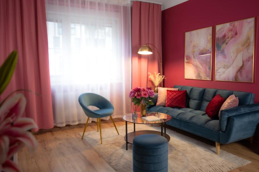 维也纳Designer Luxury Apartment near Prater的客厅配有蓝色的沙发和桌子